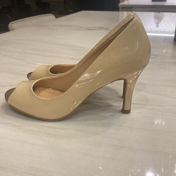 Mootsie tootsie, moabrey. Beige and gold pump. Size 7 1/2. - Picture 7 of 11